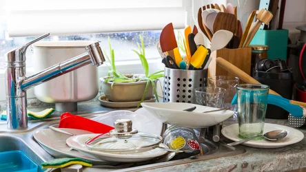 Jak łatwo doczyścić naczynia? Wystarczy wykorzystać kuchenny odpad