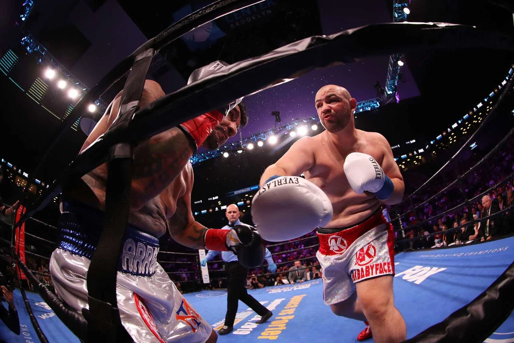 Adam Kownacki w pojedynku z Chrisem Arreolą Adam Kownacki w pojedynku z Chrisem Arreolą