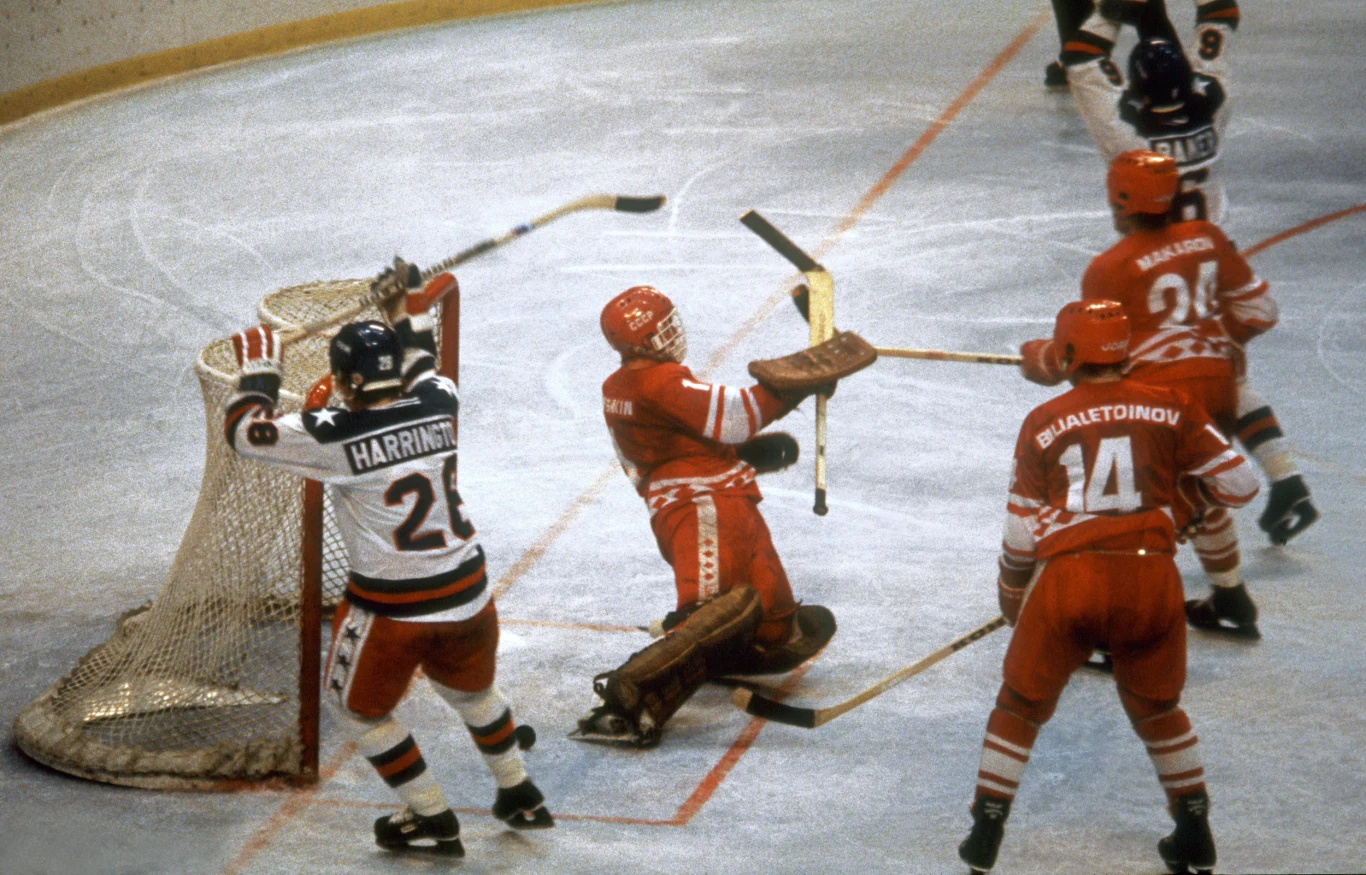 Amerykanie cieszą się po bramce w meczu z ZSRR na igrzyskach w Lake Placid w 1980 roku