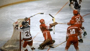 Amerykanie cieszą się po bramce w meczu z ZSRR na igrzyskach w Lake Placid w 1980 roku