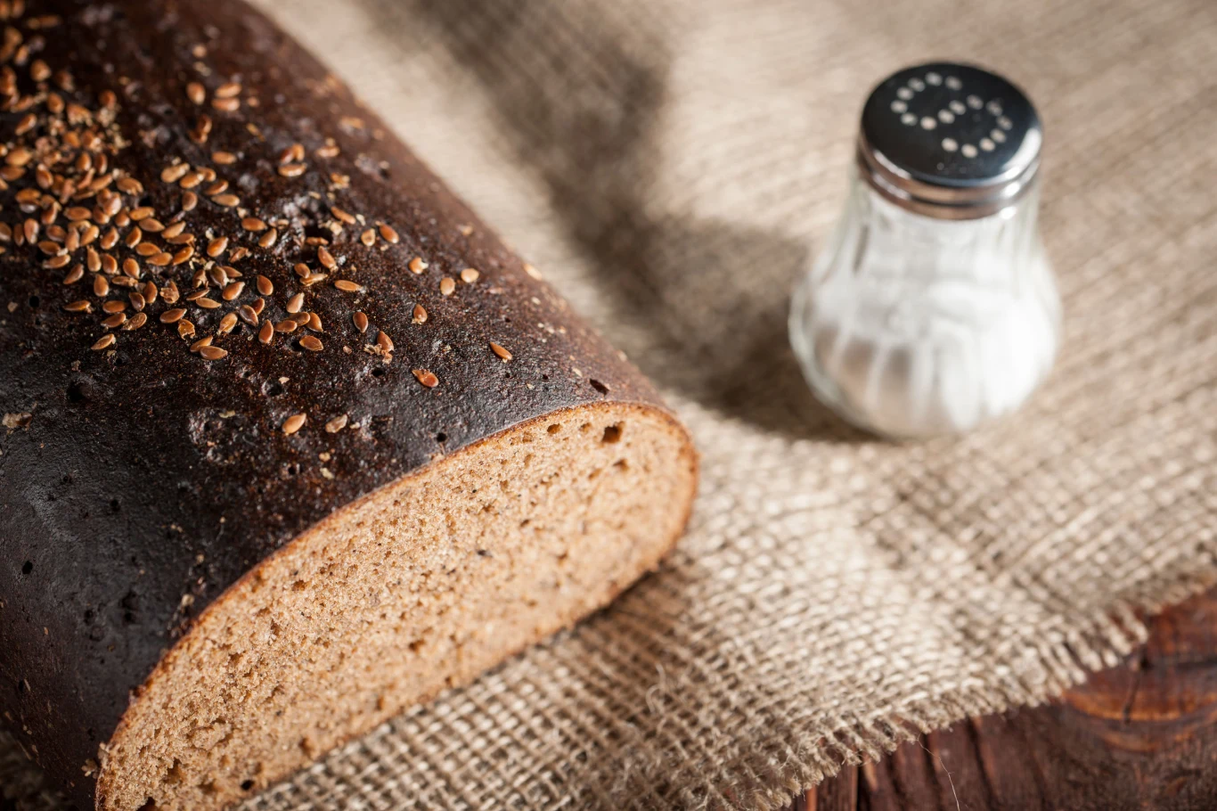 Niektóre produkty, jak na przykład pieczywo, zawierają w swoim składzie sporo soli Niektóre produkty, jak na przykład pieczywo, zawierają w swoim składzie sporo soli