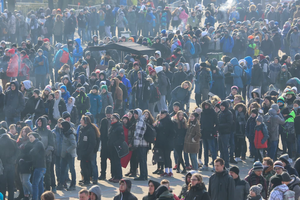 Mianowicie podczas turnieju publiczność musi zachować ciszę, gdy dany zawodnik celuje do drugiego przez granat dymny, daną ścianę czy inny obiekt, oraz w takich sytuacjach, jak np. próba zanożowania przeciwnika. Żywiołowa reakcja będzie mogła się odbyć dopiero po danym wydarzeniu. Mianowicie podczas turnieju publiczność musi zachować ciszę, gdy dany zawodnik celuje do drugiego przez granat dymny, daną ścianę czy inny obiekt, oraz w takich sytuacjach, jak np. próba zanożowania przeciwnika. Żywiołowa reakcja będzie mogła się odbyć dopiero po danym wydarzeniu.