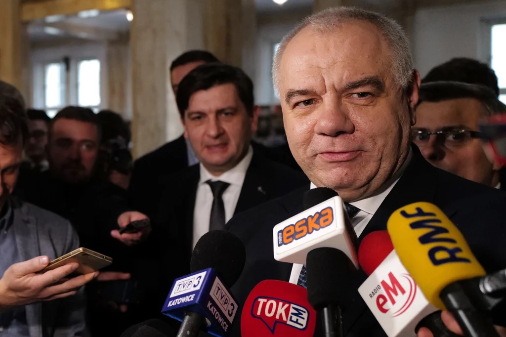 Wicepremier, minister aktywów państwowych Jacek Sasin (P)