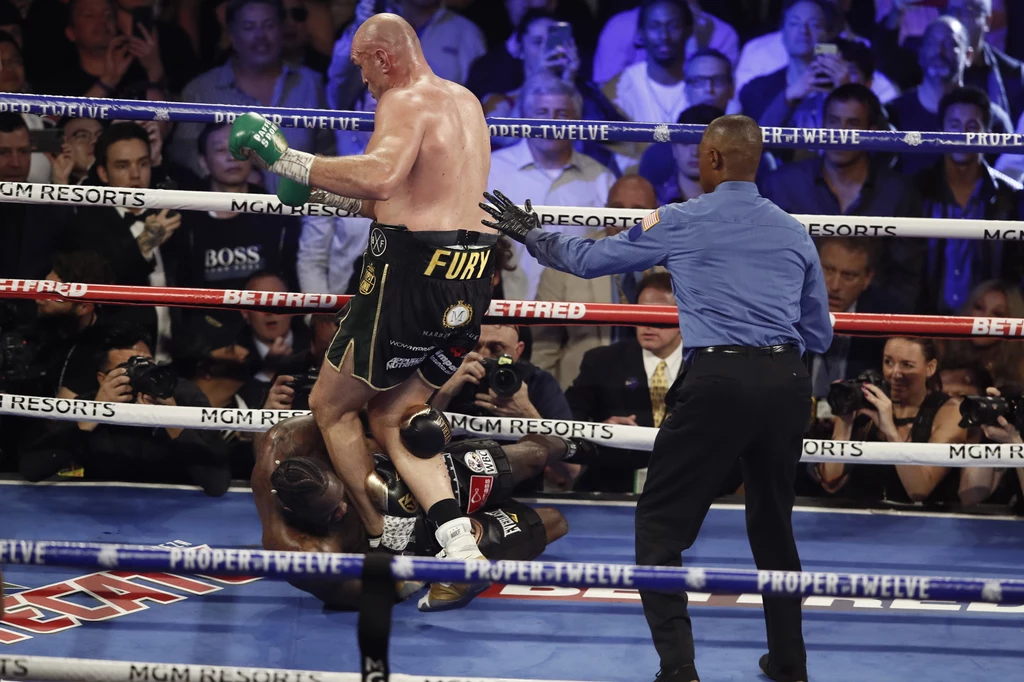 Deontay Wilder na deskach po ciosach Tysona Fury'ego
