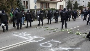 Napis na ziemi: "79 ofiar" na trasie V Hajnowskiego Marszu Pamięci Żołnierzy Wyklętych