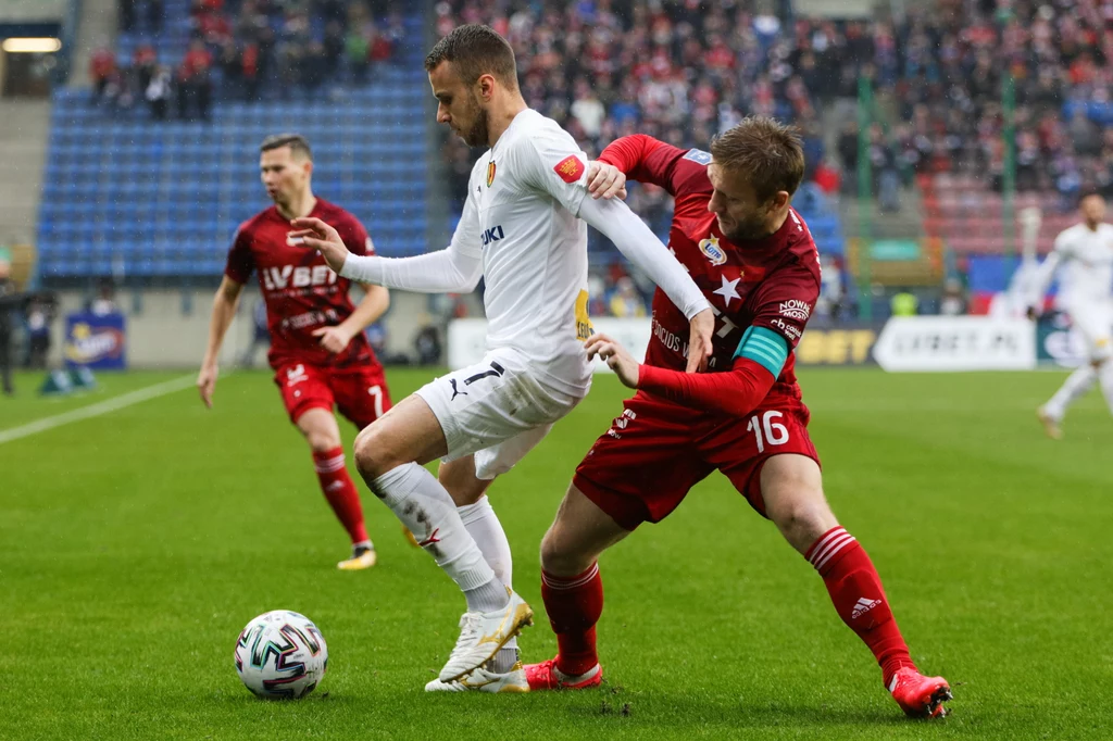 Jakub Błaszczykowski w starciu z Marcinem Cebulą Jakub Błaszczykowski w starciu z Marcinem Cebulą