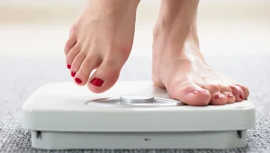 Jaka waga jest za niska? Wskaźnik niedowagi to BMI na poziomie 18,5 lub niższym 