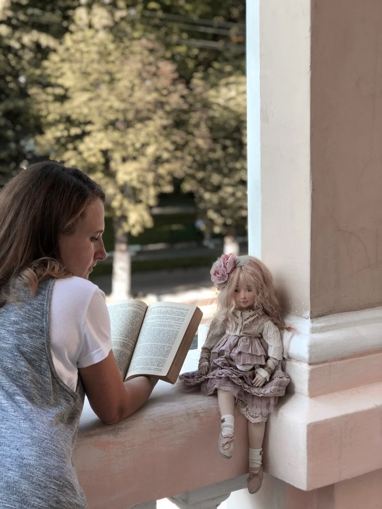 Po ukończeniu szkoły ambitna córka robotników poszła na studia ekonomiczne i wyjechała do wielkiego miasta. - Chodząc na zajęcia codziennie mijałam Lwowską Akademię Artystyczną. Wtedy zadawałam sobie pytanie: „Dlaczego tutaj nie studiuję?”. Mimo to nie miałam odwagi zmienić uczelni i po uzyskaniu dyplomu zaczęłam pracować w banku. Szybko awansowałam, ale w tamtym miejscu czułam się jak ptak w klatce. Płakałam codziennie, przed pracą i po - mówi 38-latka. Po ukończeniu szkoły ambitna córka robotników poszła na studia ekonomiczne i wyjechała do wielkiego miasta. - Chodząc na zajęcia codziennie mijałam Lwowską Akademię Artystyczną. Wtedy zadawałam sobie pytanie: „Dlaczego tutaj nie studiuję?”. Mimo to nie miałam odwagi zmienić uczelni i po uzyskaniu dyplomu zaczęłam pracować w banku. Szybko awansowałam, ale w tamtym miejscu czułam się jak ptak w klatce. Płakałam codziennie, przed pracą i po - mówi 38-latka.