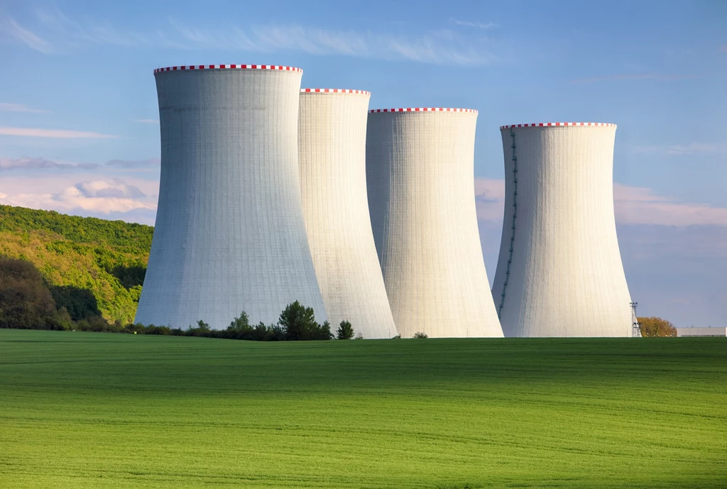 Rozwój energetyki jądrowej i odnawialnych źródeł energii będzie tańszy niż trwanie przy węglu - oceniają eksperci PIE