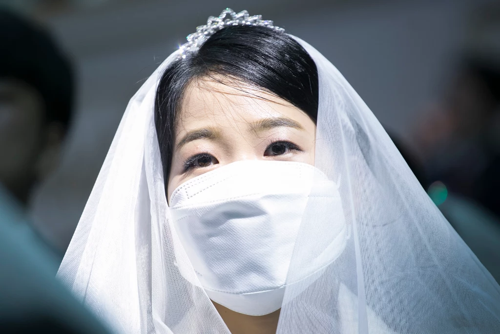 Masowe śluby w maseczkach ochronnych odbyły się m.in. w Korei Południowej i na Filipinach
