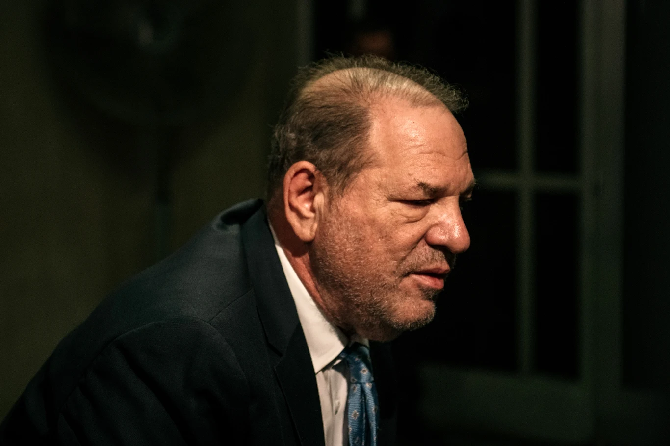 Harvey Weinstein tuż po odczytaniu wyroku został zakuty w kajdanki i trafił do więzienia Harvey Weinstein tuż po odczytaniu wyroku został zakuty w kajdanki i trafił do więzienia