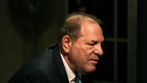 Harvey Weinstein tuż po odczytaniu wyroku został zakuty w kajdanki i trafił do więzienia