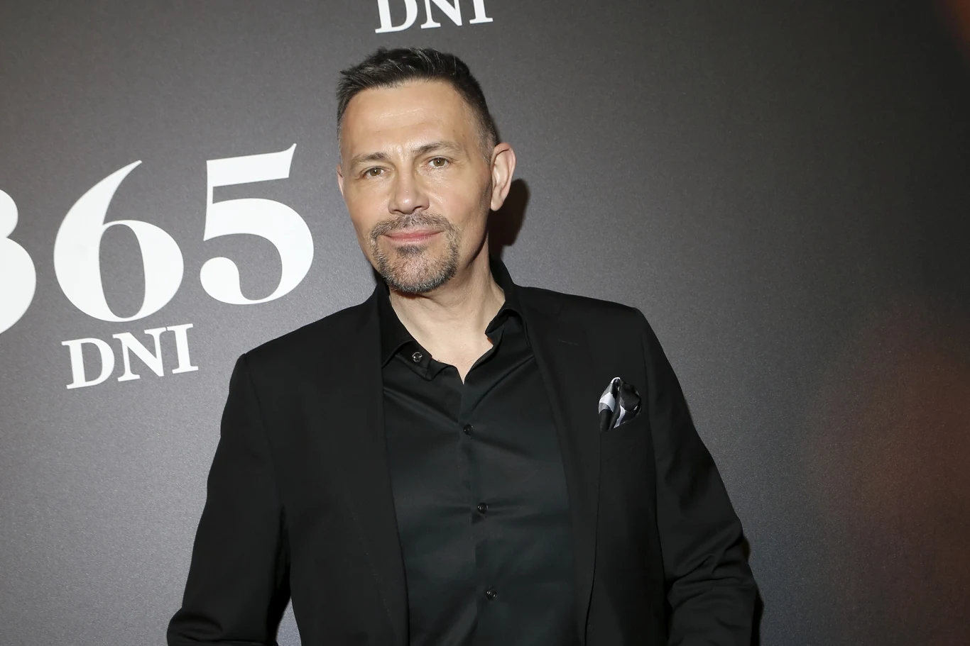 Krzysztof Ibisz Wiecznie młody prezenter i dziennikarz był żonaty dwukrotnie. Jego pierwszą żoną od 1998 do 2004 była Anna Ibisz z domu Zejdler, z którą ma syna Maksymiliana. Ponownie ożenił się w 2005 roku z Anną Nowak-Ibisz, bliżej nam teraz znaną jako Pani Gadżet. Ich związek niestety zakończył się rozwodem w 2009 roku, jednak razem, w zgodzie, wychowują syna Vincenta.