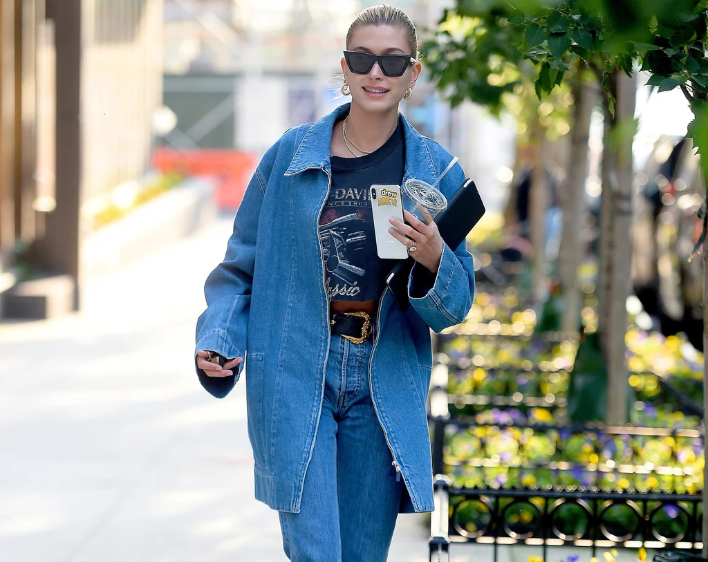 Hailey Bieber w modnej jeansowej katanie 