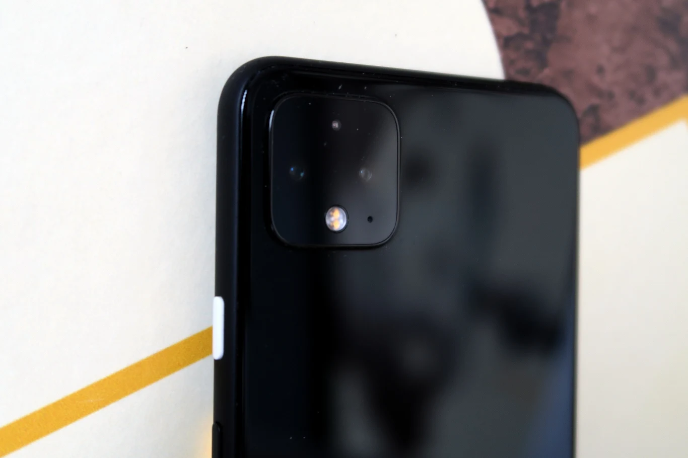 Czysta specyfikacja aparatu nie robi wrażenia: dwa obiektywy, jeden 12 Mpix (f/1.7), a drugi - pełniący rolę teleobiektywu - 16 Mpix (f/2.4). Nie ma możliwości wykonywania zdjęć ultraszerokokątnych. Obiektywu do zdjęć szerokokątnych brak. W czym ma tkwić potęga aparatu Pixela? W oprogramowaniu. Algorytmy obliczeniowe Google’a mają dostarczyć jak najbardziej naturalne z możliwych obrazy – zarówno w nocy, jak i w dzień. Sprawdźmy zatem, jakie zdjęcia udało się nam wykonać Pixelem 4XL.