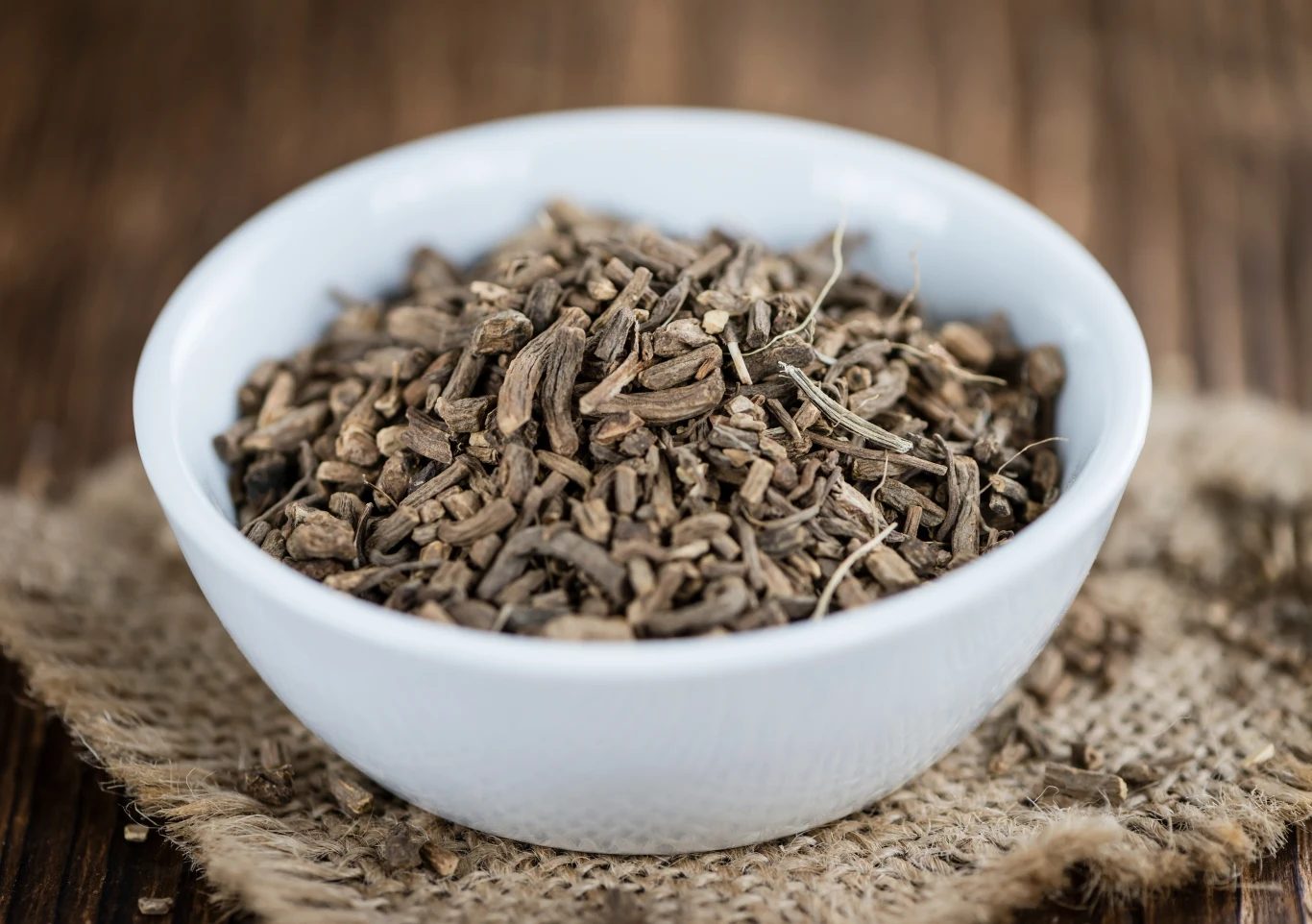 Są zioła skuteczniejsze niż niektóre leki? Tak, np. w przypadku nadpobudliwości nerwowej, kłopotów ze snem i stresu, kiedy mogą działać na organizm dużo korzystniej niż leki syntetyczne. Takie działanie mają m.in. kozłek lekarski, melisa, chmiel, męczennica. 