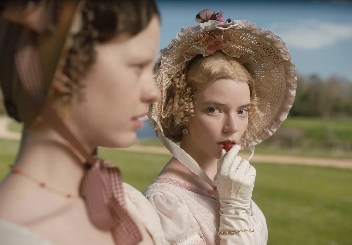 W 2020 roku aktorkę zobaczymy na kinowym ekranie w nieco innym wydaniu. W ekranizacji książki Jane Austen "Emma" zagrała piękną, mądrą i bogatą dziewczynę, która musi zmierzyć się z bólem dorastania oraz miłosnymi pomyłkami, zanim odnajdzie miłość, której zawsze pragnęła.

"Emma to nie jest zwykła postać. Ona naprawdę musi zachowywać się nieznośnie, abyśmy mogli dostrzec jej przemianę. Jest nieposkromiona, nieujarzmiona, dopiero z czasem odnajduje serce. A Anya to aktorka przede wszystkim niezwykle inteligentna. Potrafi zagrać antybohaterkę, nie odstręczając od niej publiczności" - mówi reżyserka filmu Autumn de Wilde.