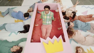 Kuba Wojewódzki w spocie reklamującym wiosenną ramówkę TVN-u