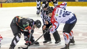 Hokeista drużyny Energa Toruń Bartosz Fraszko (P) i Jarosław Rzeszutko (L) z GKS-u Tychy 