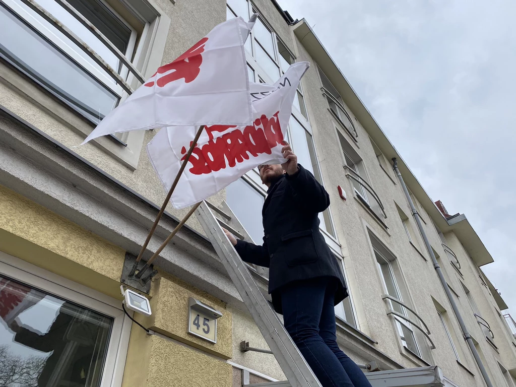 Solidarność oflagowała o poranku siedzibę NFZ w Szczecinie Solidarność oflagowała o poranku siedzibę NFZ w Szczecinie