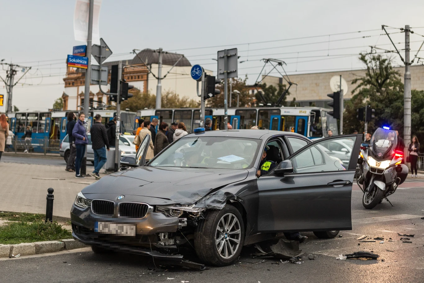Autorzy projektu podkreślają fakt, iż nie wszyscy posiadacze samochodów wysokiej klasy jeżdżą niebezpiecznie. Niemniej widok rozbitego drogiego auta zawsze przyciąga wzrok Autorzy projektu podkreślają fakt, iż nie wszyscy posiadacze samochodów wysokiej klasy jeżdżą niebezpiecznie. Niemniej widok rozbitego drogiego auta zawsze przyciąga wzrok