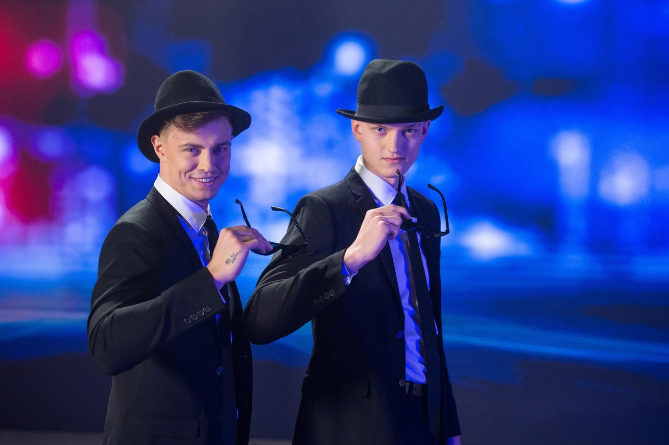 Rafał Jonkisz z bratem Krzysztofem jako bohaterowie komedii muzycznej "Blues Brothers".
Fot. Jan Bogacz