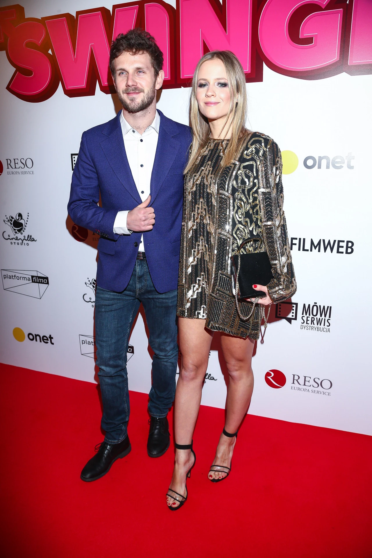 Tym razem para pojawiła się na premierze filmu „Swingersi”. Kasia zadała szyku w złoto-czarnej prostej sukience, do której dobrała sandałki na obcasie. Natomiast Antek zdecydował się na marynarkę w kolorze indygo oraz dżinsy. Jak waszym zdaniem się prezentowali? Tym razem para pojawiła się na premierze filmu „Swingersi”. Kasia zadała szyku w złoto-czarnej prostej sukience, do której dobrała sandałki na obcasie. Natomiast Antek zdecydował się na marynarkę w kolorze indygo oraz dżinsy. Jak waszym zdaniem się prezentowali?
