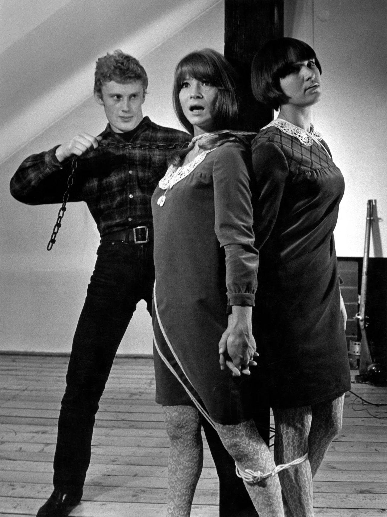 "Filmy filmami, ale ustalmy, co w życiu jest najważniejsze: czasami zawód, sen, sport i rozrywka, ale całe życie - kobiety" - twierdzi Daniel Olbrychski. Pierwszą jego miłością była starsza o sześć lat aktorka Monika Dzienisiewicz (na zdjęciu - sesji do "Przekroju" - pierwsza z prawej).

Z początku nazywała swego adoratora kabotynem i zarozumialcem, ale uległa jego czarowi. Rozwiodła się dla niego ze scenografem Wowo Bielickim, w 1967 r. wzięli ślub.