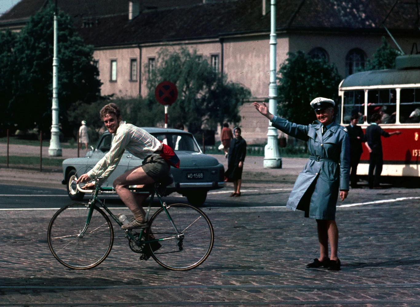 Daniel Olbrychski przyznał, że zanim został aktorem, marzył o karierze sportowca. "Zawsze chciałem być jak najlepsi amerykańscy aktorzy, po których widać, że ćwiczą, jeżdżą konno, boksują" - mówił po latach.

"Byłem przekonany, że zostanę mistrzem olimpijskim, tylko nie wiedziałem, w jakiej dyscyplinie. Czego ja nie ćwiczyłem! Nawet hokej na lodzie. Należałem do Młodzieżowej Szkółki Hokejowej Legii. Wygrałem Pierwszy Krok Szermierczy we florecie i szabli. Pierwszy Krok Bokserski, najpierw w Pałacu Kultury, następnie w Polonii. Potem przyszły filmy, w których to wszystko mogłem wykorzystać" - wspominał młodość w jednym z wywiadów.