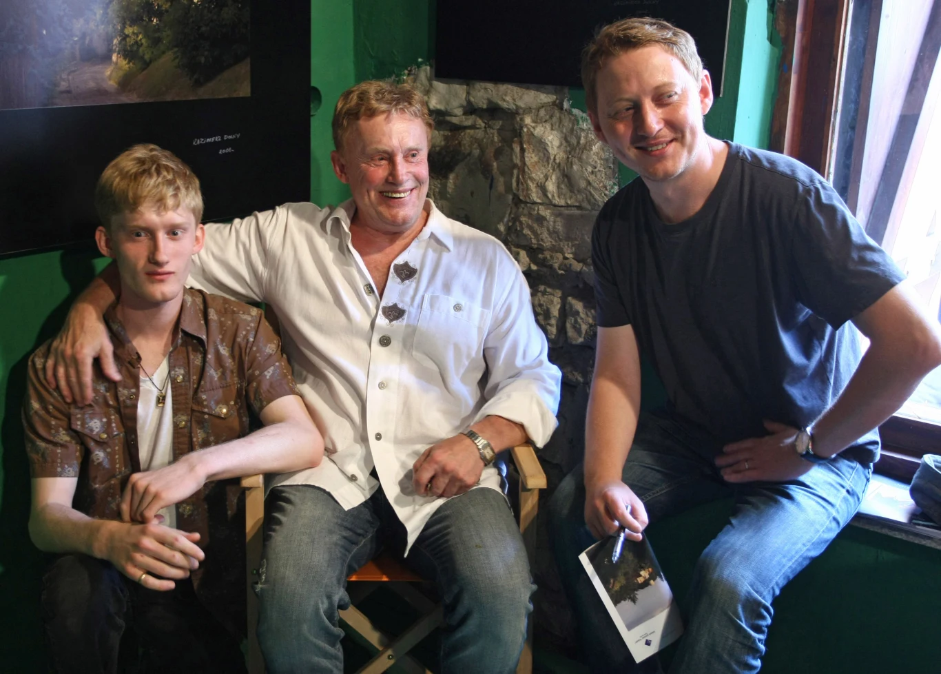 Po wielu latach wędrówek i przygód, Olbrychski osiadł w kraju, uspokoił się, wyciszył. Ma drugi dom pod Kazimierzem Dolnym.  

W rozmowie z "Filmem" podsumował lata artystycznych tułaczek: "Wiem, czym jest sława, pieniądze, festiwale, nagrody, życie w Nowym Jorku, Hollywood czy w Paryżu. Ale dobrze mi z tym, że mieszkam nad Wisłą. (...) Mogę coś zagrać, ale nie muszę. Gdy ominie mnie jakaś rola, myślę: jaka szkoda, dzięki Bogu".

Na zdjęciu: z synami Victorem (1988) i Rafałem (1971).