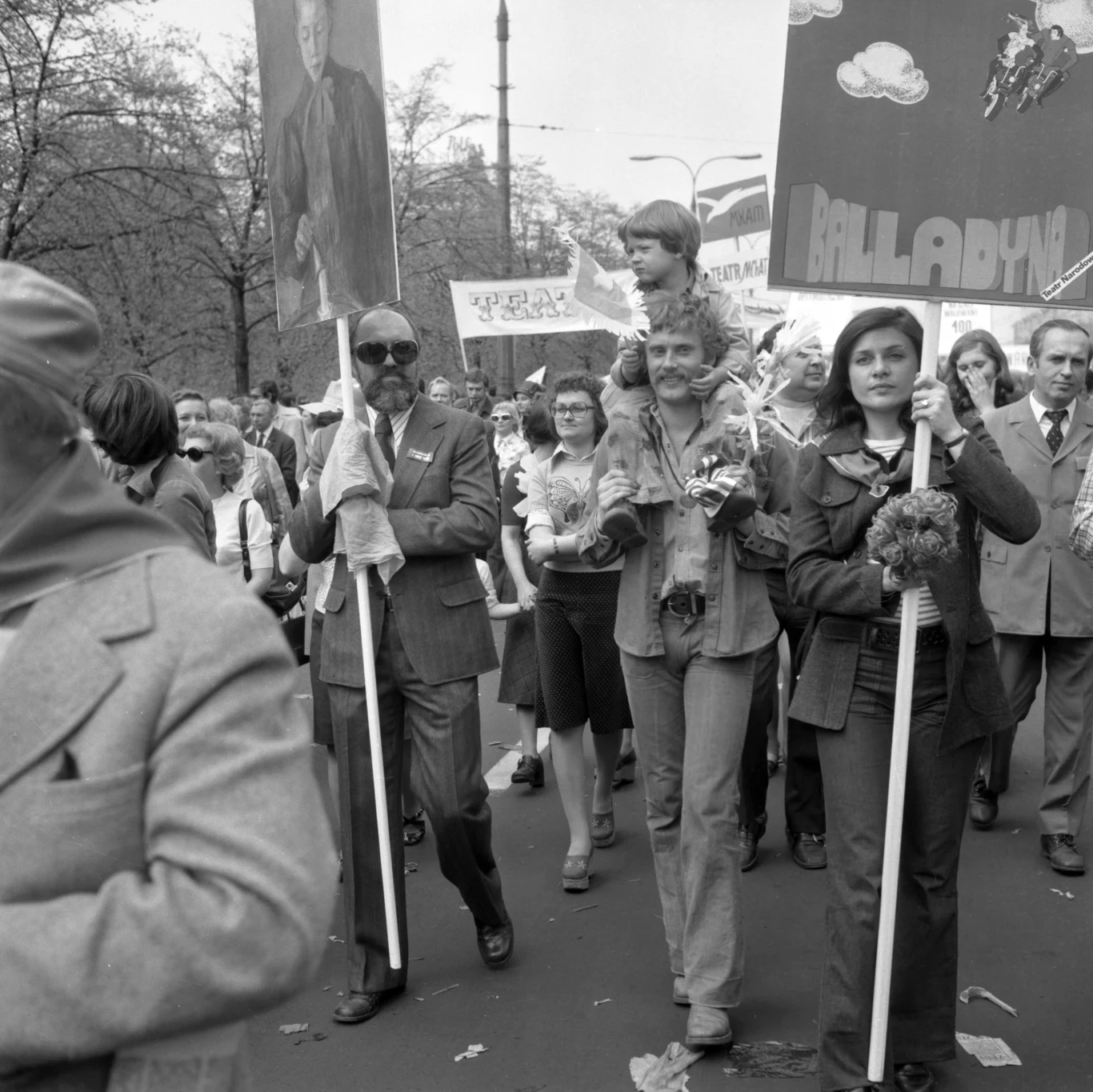 Daniel Olbrychski wyznał w jednym z wywiadów, że jednym z adoratorów jego mamy był Czesław Miłosz.

"Poznali się na studiach w Wilnie. Miłosz studiował bodajże prawo. Byli właściwie rówieśnikami. Potem, kiedy był już na emigracji, pisał do mamy listy i było tajemnicą poliszynela, że podkochiwał się w niej i to z wzajemnością" - Olbrychski mówił "Tele Tygodniowi".

Z Miłoszem - wtedy już noblistą, aktor poznał się osobiście we Francji.
"Podszedł do mnie i powiedział: - Panie Danielu, pamiętam pana mamę, piękna dziewczyna z Podlasia. Potem pojechała do Warszawy i niestety wyszła za jakiegoś Olbrychskiego. O, przepraszam! - wszystko to powiedział na jednym oddechu. Wziął potem ode mnie numer telefonu do mamy i kiedy przyjechał po raz pierwszy po latach do Polski, zadzwonił do niej jeszcze z lotniska" - opowiadał aktor.