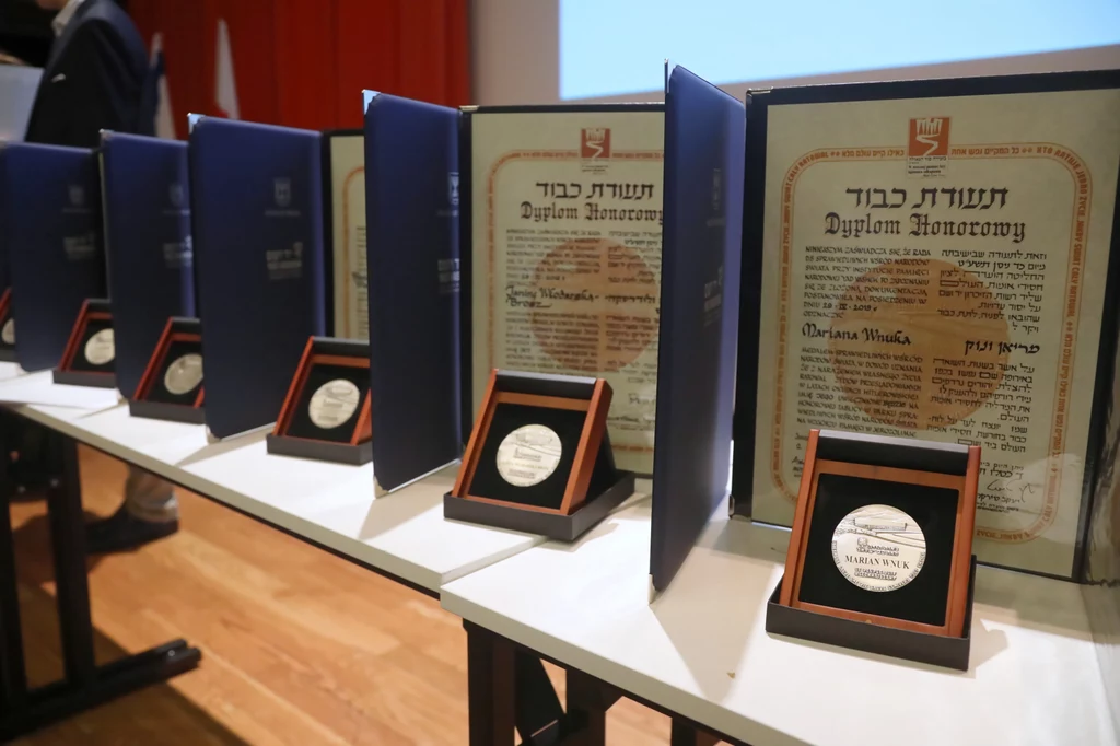 Medale zaprezentowane podczas ceremonii wręczenia medali i dyplomów Sprawiedliwi wśród Narodów Świata rodzinom kilkunastu polskich bohaterów