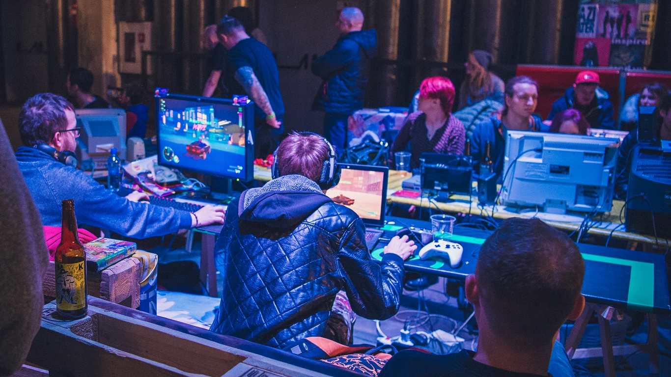 "Mamy pokazy filmów VHS Hell, galę wrestlingu, stoiska z komiksami, spotkania z autorami czy strefę retro gier wideo"