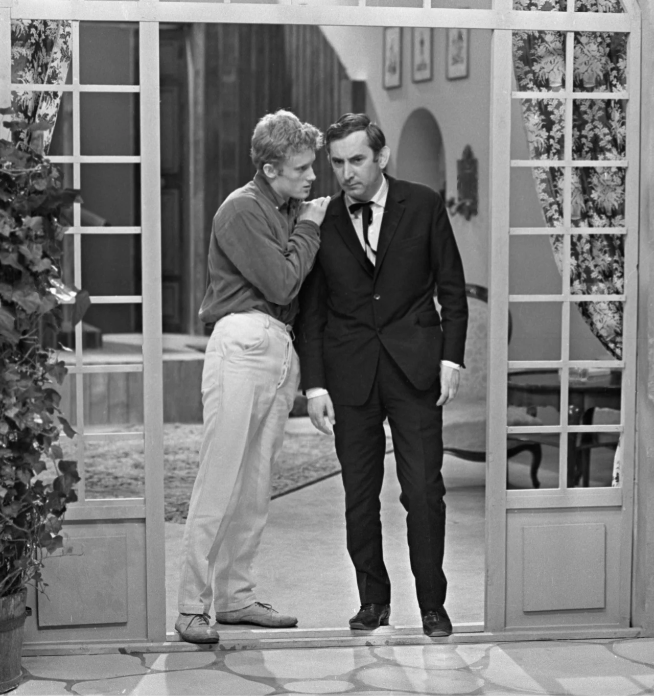 "Cały czas się uczę, również obserwując, jak grają młodsi. A wielkich mistrzów, z którymi miałem okazję pracować, cechowało - poza talentem i charyzmą - to, że nie rozczarowywali w życiu prywatnym. W myśl zasady: im ktoś ciekawszy na ekranie, tym ciekawszy w życiu. Należeli do tego grona m.in. Beata Tyszkiewicz, Pola Raksa, Tadeusz Łomnicki, Gustaw Holoubek, Zofia Kucówna. Zachwycałem się nimi na ekranie i scenie. A poza nią potwierdzali swoją niezwykłość poprzez prostotę, inteligencję i piękny stosunek do ludzi" - twierdzi Olbrychski.