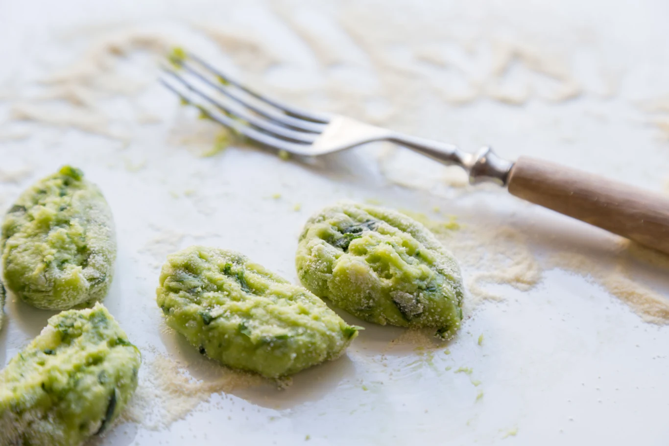 Kopytka ze szpinakiem są świetnym pomysłem na wiosenny obiad Kopytka ze szpinakiem są świetnym pomysłem na wiosenny obiad