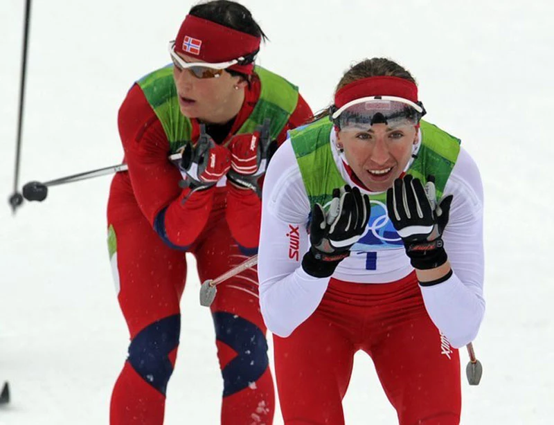 Justyna Kowalczyk a za nią Marit Bjoergen podczas biegu na 30 km na igrzyskach w Vancouver Justyna Kowalczyk a za nią Marit Bjoergen podczas biegu na 30 km na igrzyskach w Vancouver