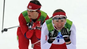 Justyna Kowalczyk a za nią Marit Bjoergen podczas biegu na 30 km na igrzyskach w Vancouver