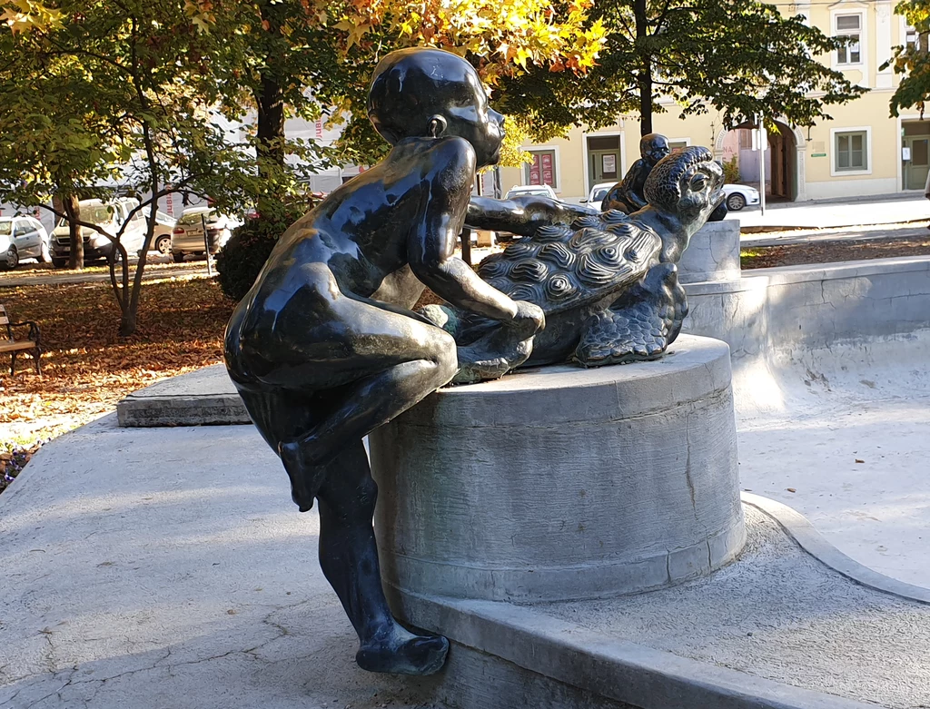 Rzeźba chłopca z żółwiem - symbol Petrinji