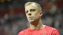 Kamil Grosicki był uzależniony od hazardu. W "Przeglądzie Sportowym" opowiedział o tym, jak zaczęły się jego problemy. 

Starsi koledzy zabrali go do kasyna, a on bardzo szybko uświadomił sobie, że w 20 minut może zarobić tyle, ile wtedy dostawał za miesiąc gry. Wpadł w pułapkę. 

Nie poradził sobie z rosnącą popularnością. W najgorszym momencie w ciągu miesiąca był w stanie wydać w kasynie do czterech miesięcznych pensji.

Pomimo że nie najgorzej zarabiał, wpadał w długi.

Przez drużynę został wysłany do kliniki odwykowej dla hazardzistów. Nie było łatwo, ale jak mówi, pomogli mu Tomasz Frankowski i Matka Boska, której wizerunek piłkarz wytatuował sobie na ramieniu. 