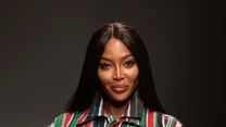 Naomi Campbell uchodzi za jedną z najbardziej atrakcyjnych kobiet na świecie. Modelka  ma już 49 lat, a nadal wygląda fenomenalnie. 

Na jej twarzy na próżno można doszukiwać się zmarszczek, a figury mogłaby pozazdrościć jej niejedna nastolatka. 

Niestety modelka ma za sobą trudną przeszłość. W jednym z wywiadów zdecydowała się dokładnie opowiedzieć o swoim uzależnieniu od narkotyków. 

Spróbowała ich, bo jej znajomi też to robili. Brała na imprezach. Twierdziła, że w tamtym okresie była emocjonalnym wrakiem. 

Na odwyk od kokainy zdecydowała się pójść w 1999 roku. Dzięki pomocy rodziny i przyjaciół, Naomi Campbell udało się wrócić na dobrą drogę. 