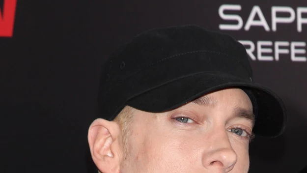 Amerykański raper Eminem w swojej twórczości nieraz wracał do tematu uzależnień. 

W albumach „Relapse” i „Recovery” mówił o trudnym okresie, w którym był uzależniony od środków przeciwbólowych. 

Musiał przejść przez piekło, aby móc wrócić na właściwy tor. 

Najgorzej było w 2007 roku, kiedy Eminem przedawkował metadon. Niewiele brakowało, a dziś nie byłoby już go na tym świecie. 

Dawki leków, jakie raper był w stanie dziennie zażyć, były ogromne. 

W rozmowie z "Rolling Stone" Eminem wyznał, że w krytycznym momencie było to prawie 100 tabletek na dobę.

A.W
