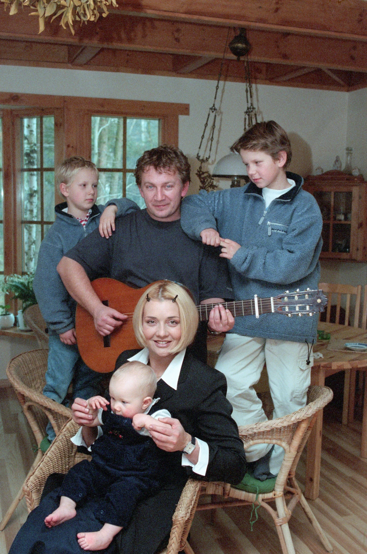 Paweł Królikowski z żoną Malgorzatą Ostrowską-Królikowską i dziećmi w latach 90. XX wieku