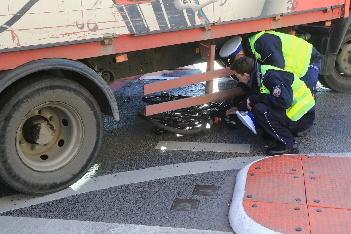 Kierowca ciężarówki ma ograniczone pole widzenia. Ale jak to się dzieje, że rowerzyści nie dostrzegają ciężarówki? Kierowca ciężarówki ma ograniczone pole widzenia. Ale jak to się dzieje, że rowerzyści nie dostrzegają ciężarówki?