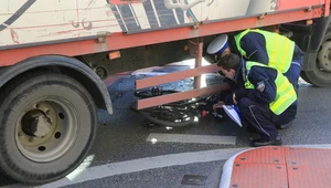 Kierowca ciężarówki ma ograniczone pole widzenia. Ale jak to się dzieje, że rowerzyści nie dostrzegają ciężarówki?