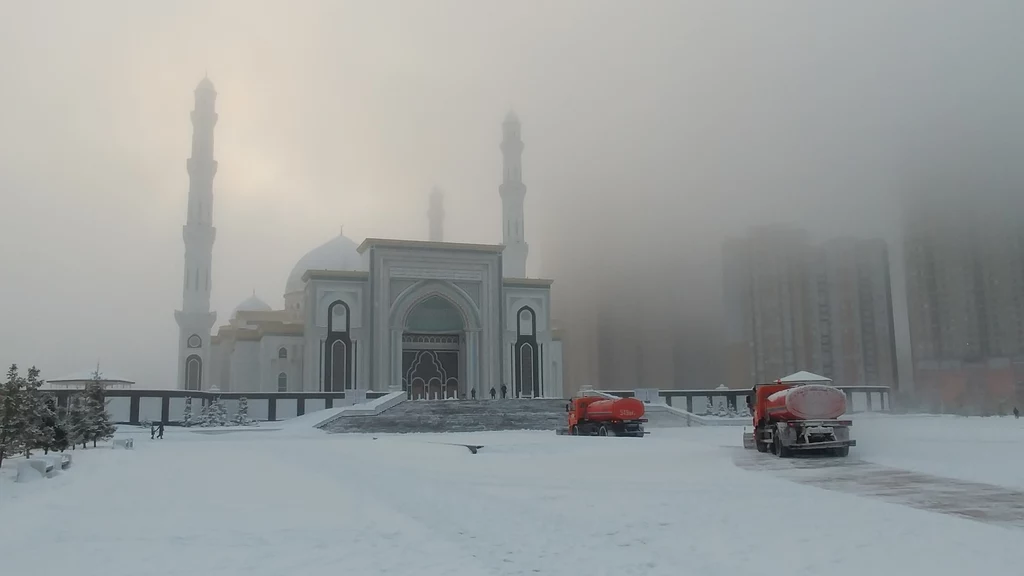 Meczet Nur-Astana i krążące tu całymi stadami pługi śnieżne