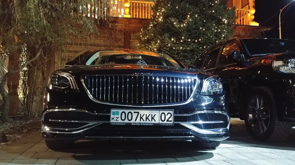 Lokalny agent 007 i jego Maybach. Tu w dobrym tonie jest eksponowanie zamożności