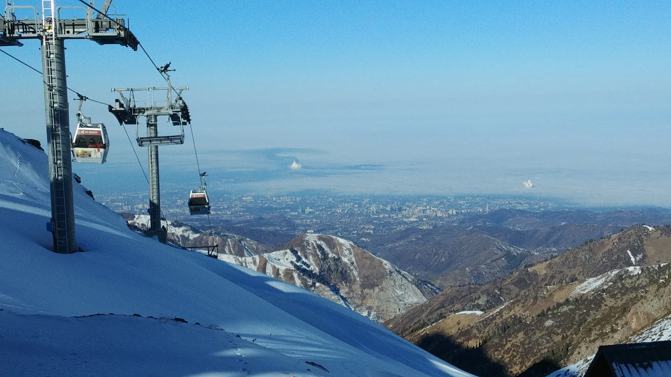 Stacja narciarska Shymbulak. Z ostatniego przystanku kolejki gondolowej jest świetny widok na Ałmaty. Stacja narciarska Shymbulak. Ostatni przystanek kolejki gondolowej. W dole - dwumilionowe Ałmaty