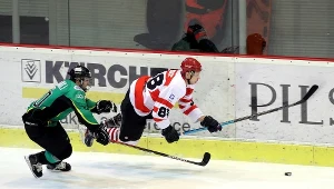 Hokeista Comarch Cracovia Miha Stebih (P) i Łukasz Nalewajka (L) z JKH GKS Jastrzębie podczas czwartego meczu ćwierćfinałowego Ekstraligi na sztucznym lodowisku im. Adama „Rocha” Kowalskiego