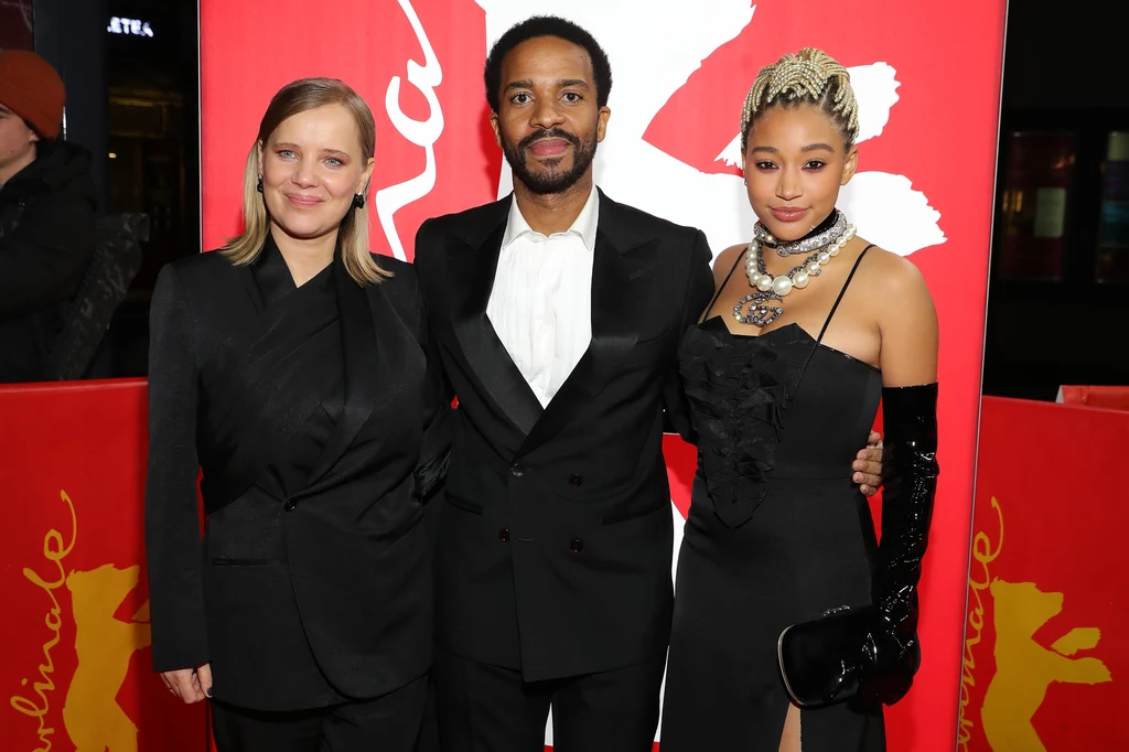 Akcja ośmioodcinkowego serialu toczy się w wielokulturowych dzielnicach współczesnego Paryża. Elliot Udo (Andre Holland), niegdyś ceniony nowojorski pianista jazzowy, jest współwłaścicielem podupadającego klubu The Eddy. Na zdjęciu: Joanna Kulig, Andre Holland i Amandla Stenberg Akcja ośmioodcinkowego serialu toczy się w wielokulturowych dzielnicach współczesnego Paryża. Elliot Udo (Andre Holland), niegdyś ceniony nowojorski pianista jazzowy, jest współwłaścicielem podupadającego klubu The Eddy. Na zdjęciu: Joanna Kulig, Andre Holland i Amandla Stenberg
