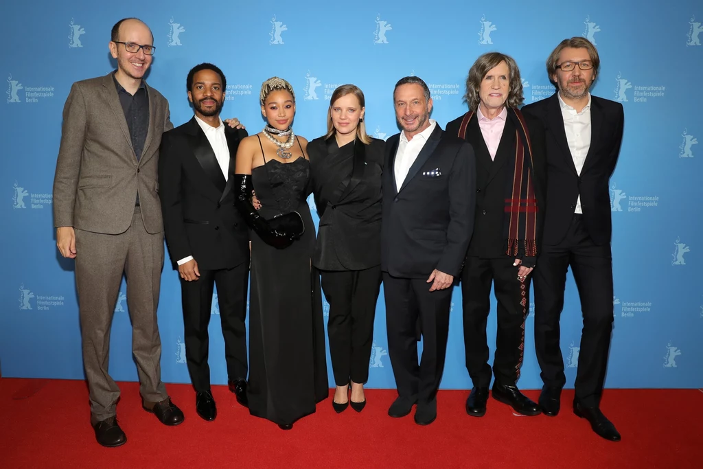 Kiedy Elliot odkrywa, że jego wspólnik Farid (Tahar Rahim) może być zaangażowany w szemrane interesy w klubie, na światło dziennie wychodzą również inne tajemnice, o których nie miała pojęcia nawet żona Farida, Amira (Leïla Bekhti). Na zdjęciu: Ekipa promująca "The Eddy" Kiedy Elliot odkrywa, że jego wspólnik Farid (Tahar Rahim) może być zaangażowany w szemrane interesy w klubie, na światło dziennie wychodzą również inne tajemnice, o których nie miała pojęcia nawet żona Farida, Amira (Leïla Bekhti). Na zdjęciu: Ekipa promująca "The Eddy"